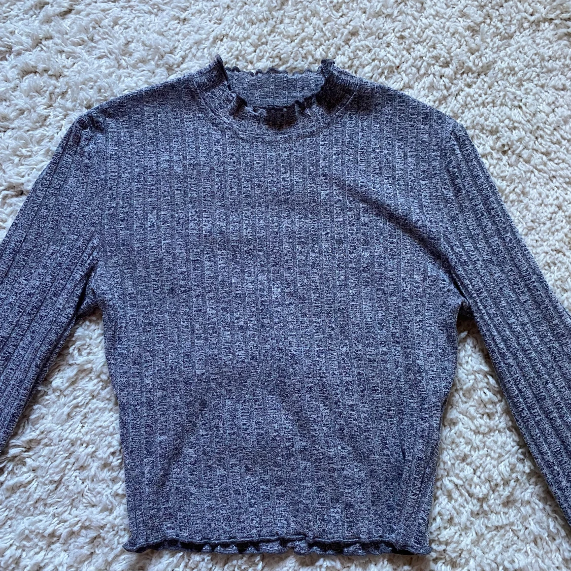 Söt långärmad tröja. Sitter tajt och formar sig fint efter kroppen💓 - 90