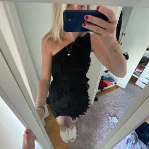 Klänning - Volang klänning från zara, oanvänd 