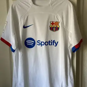 En jätte fin vit Barcelona kit och perfekt nu för sommaren inga fläckar eller skador är som ny används bara några få gånger 
