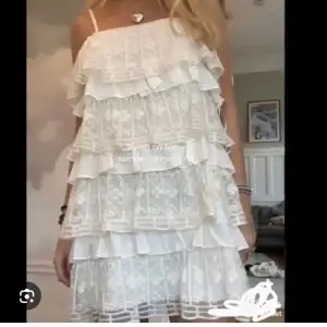 Intressekoll på denna underbara volangklänningen i spets från zara!!💕🥰 säljer i både S och M i andra annonser !! Sänker pris vid snabbt köp