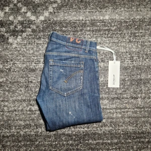 Dondup Jeans  - Tjena! Säljer ett par riktigt schyssta dondup jeans i modellen George. Skicket på jeansen är 9.5/10. Har du några frågor eller funderingar så hör av dig // IC_RESELL 