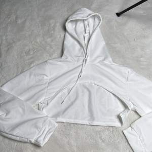 Supercroppad hoodie (sitter ungefär som modellen på bild 5) Oanvänd Strl: S