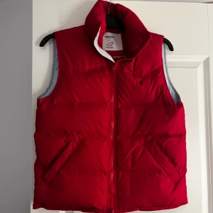 Väst  - Röd Boomerang väst i strl M, hel och fräsh. Säljer pga jag inte använder den längre. Frakt betalas av köparen! 