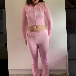 Stickat sett  - Intresse koll💕 skriv om due intereserad    Byxor -250 Tröja -250 Båda-400 Stickt fint sett som är catanialiknande 💕 inga defekter o skriv för mer information 💕💕