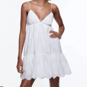 Zara klänninh - En så snygg zara klänning som man knyter bak i ryggen, i storlek xs, det har tyvärr blivit lite för liten för mig men den är bara använt ett fåtal gånger och är sååå fin på sommaren.