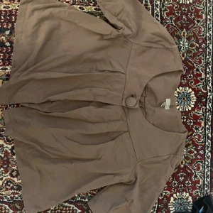 Trekvartsärmad tröja/jacka - Superfin trekvartärmad tröja/jacka. Perfekt nu till sommaren och väldigt bra skick