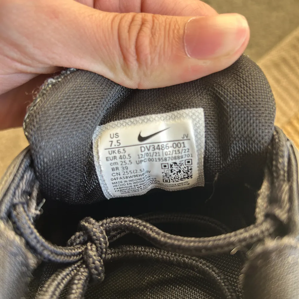 Nike air max 97 svarta med röda detaljer helt oanvända och fint skick men lådan saknas.. Skor.