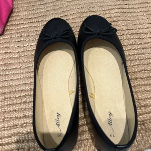 Ballerina skor - Ballerina skor superfina i storlek 39. Kommer tyvärr inte till användning längre💗💗 toppen skick och inga defekter