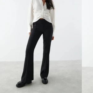 Kostymbyxor - Kostymbyxor i bootcut från Gina tricot i tall. Storlek 34. Enbart använda två gånger, så byxorna är som nyskick! Är 170 cm lång som preferens.