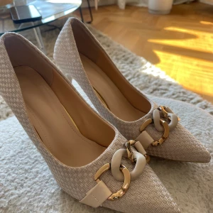 Klackar  - Aldrig använda. Står storlek 38 men är som 37, passar mig som har 37 i klackar vanligtvis. 