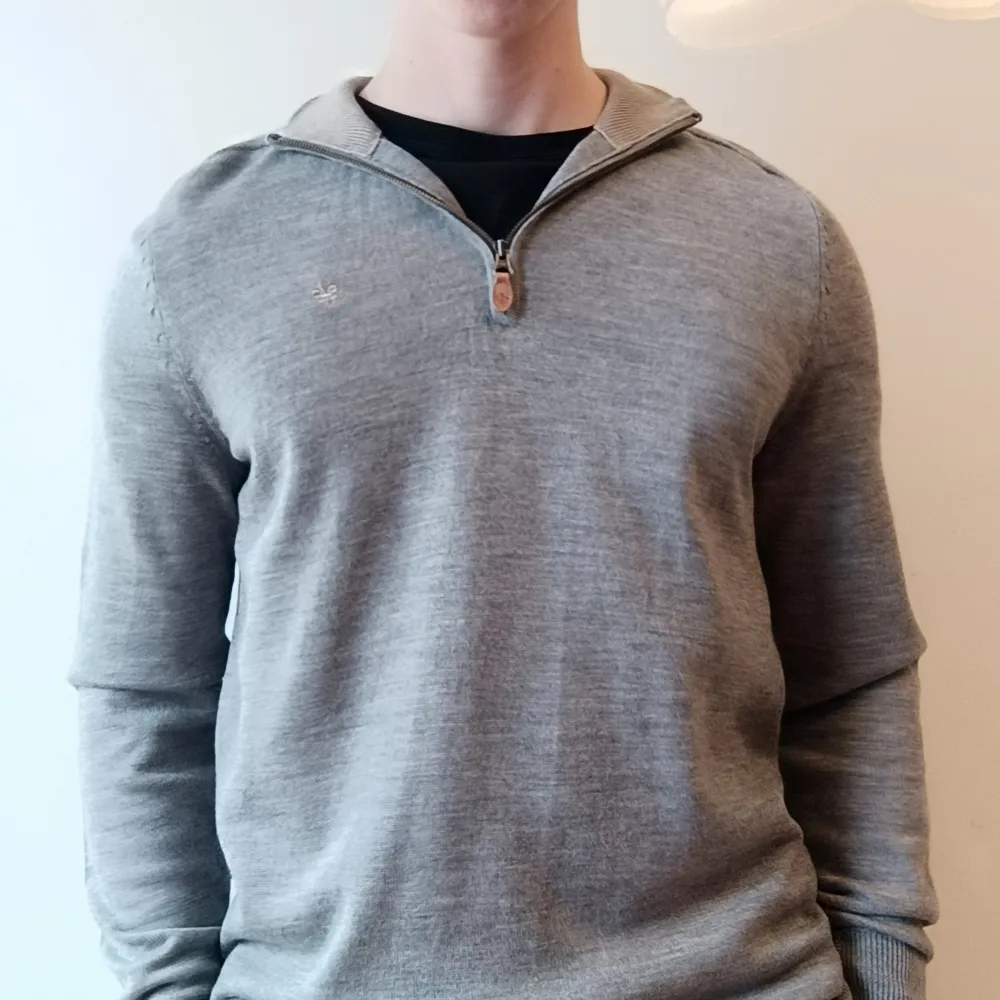 Grå Morris halfzip i 100% merinoull | storlek M | Bra skick | Nypris: ca 1800 kr | Vårat pris: 499 kr | Skriv vid intresse eller frågor!. Tröjor & Koftor.