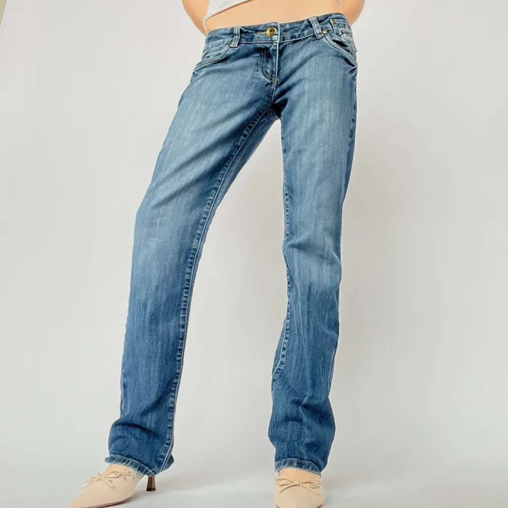 Lågmidjade vintage jeans som liknar Victoria Beckham. Modellen är ca 160 och bär 5 cm klackar. Innerbenslängden: 75 cm Midjemått: 74 cm. Jeans & Byxor.