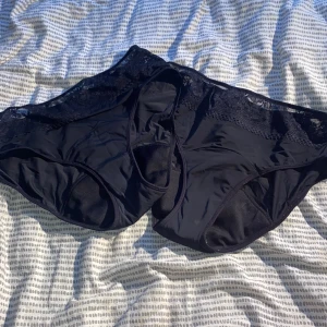 Menstrosor  -  Två svarta mens trosor som funkar jättebra när man har mens de är bekväma och ha på sig och jätte skönt material.  20kr/st