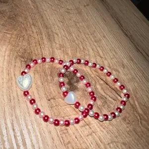 Armband i vita och röda pärlor + ett varsitt hjärta.