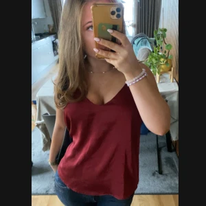 Samsoe Samsoe Topp - Jättefin samsoe samsoe topp som inte kommer till användning då banden tyvärr är lite för långa för mig, därför nästan oanvänd💞Står ingen storlek på tröjan men skulle gissa på S/M.