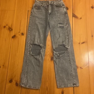 Jeans  - Fina jeans med hål i