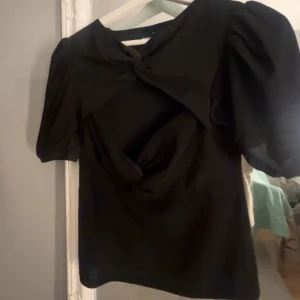 Topp från Gina  - Super fin topp från Gina med fina detaljer. Storlek M. Mycket bra skick 