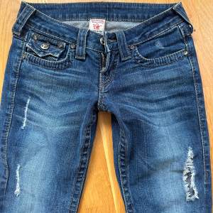 Lågmidjade true religion jeans, inga defekter, däremot ett hål längs framsidan vilket är en design❤️ Stl 24 i midjan, säljer eftersom de inte kommer till användning❤️Vid mer info kom privat!
