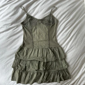 Volangklänning - Grön volang klänning perfekt till sommaren. Säljer pga att den är för liten för mig💕