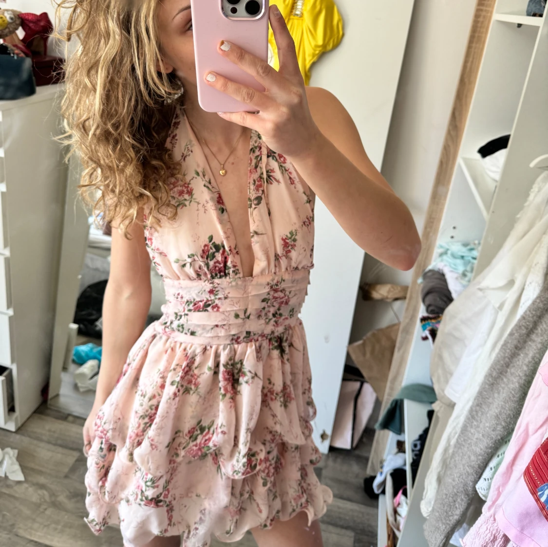 Blommig halterneck klänning med öppen rygg