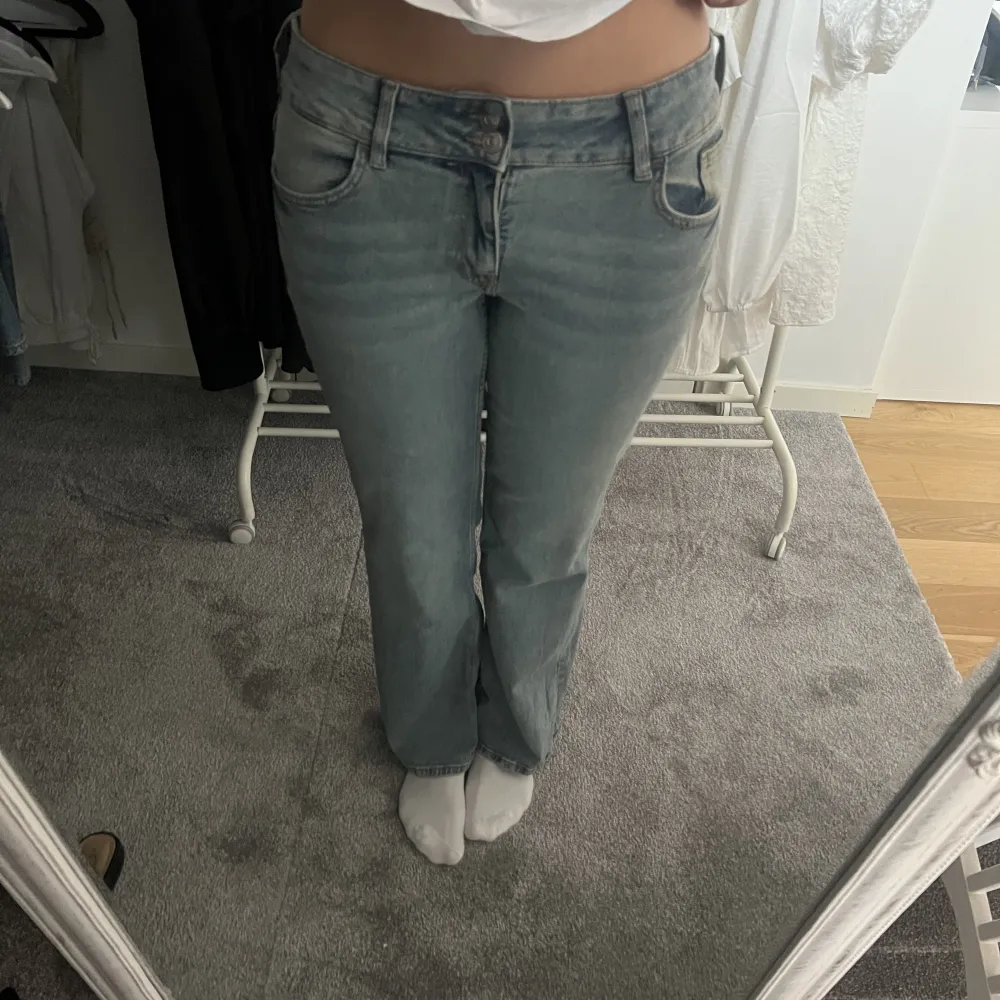 Så snygga lågmidjade jeans från H&M, de är aldrig använda då de va något förkorta för mig. Det står storlek 44 i men, men dom är otroligt små i storleken och passar på mig som vanligtvis är storlek 36/38, se bilder. Jeans & Byxor.