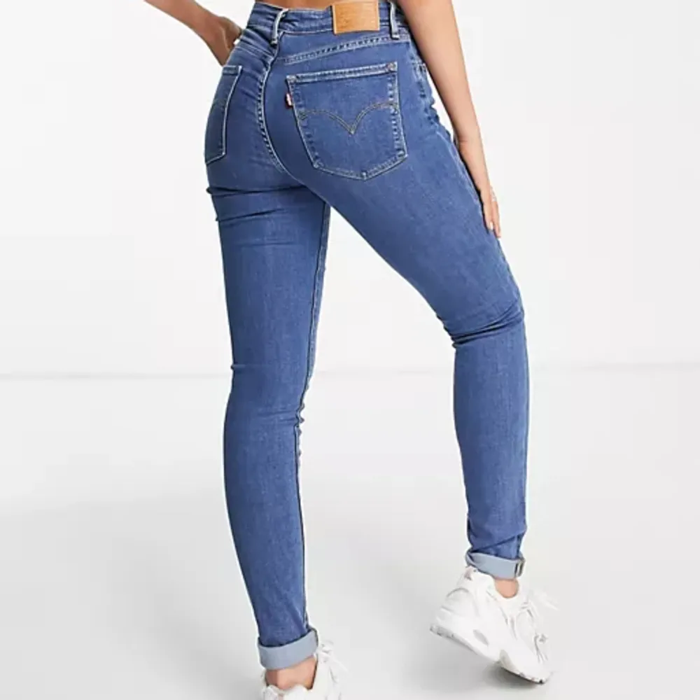 Blåa levis jeans i storlek 24 i bra skick. . Jeans & Byxor.