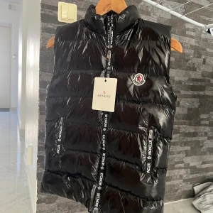 Moncler väst - Skick 10/10  Fraktas via instabox 📦   Pris kan diskuteras/sänkas funkar även som Xs/S