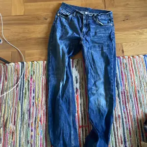 Hej säljer helt nya weekday jeans med storlek28/32