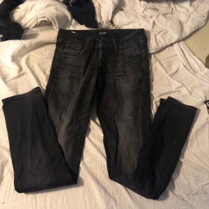 Jack and jones jeans - Hej jag säljer nu dom här jeansen för dom har blivit för små dom är storlek 31 34 dom är slim. Inga hål eller något knappt använda.