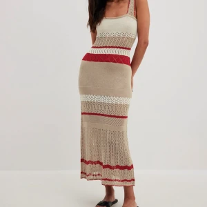 Virkstickad midiklänning  - Hej💐 Säljer denna fina klänning i helt ny skick, har inte hunnit använda det. Och säljer pågrund av religiösa skäl. Storlek (s) 💗