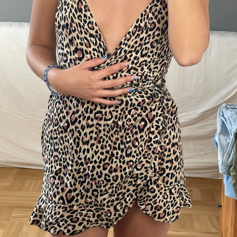 Fin strandklänning med leopardprint! Själva klänningen är i bra skick men knytbanden är rätt slitna. Dock går det enkelt att sy på nya om de skulle gå sönder 🥰🕺🏼. Klänningar.