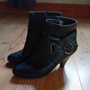 Svarta stövletter - Svarta stövletter storlek 36. 5 cm klack.  I ett jättefint skick.