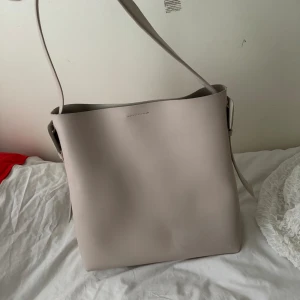 Väska  - Bra skick på väskan färgen är en mjuk ton av grå 