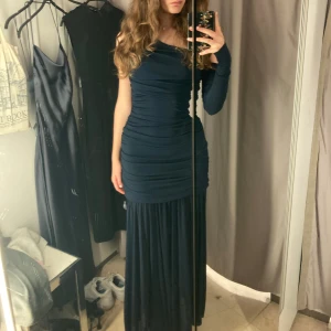 Superfin klänning - Min balklänning i perfekt skick som jag intr har användning av längre. Sitter perfekt och snatchar. Köpt för 800 