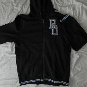 collegekofta - storlek xl, men är inte så stor egentligen (är själv storlek s och den passar som en baggy m eller l)