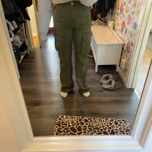 Gröna cargopants  - Ett par jätte fina cargopants från bershka som aldrig är använda då dem är lite för långa (jag är 157, skulle passa någon som är 160 och längre). Hör av er om ni har några frågor eller vill ha fler bilder 