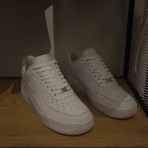 Air force 1 - Tja, säljer dessa typ helt nya air force ones då dom ej används, använd Max 7 gånger! Strl 43, finns lite creasing, men knappt så man tänker på det