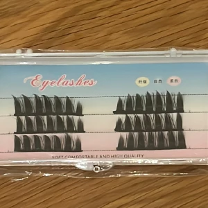 Ögonfransar  - Ögonfransar, helt oöppnade Lösfransar en o en som man sedan limmar på  Har 3 till i lager 