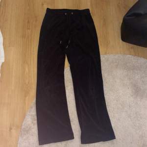 Jag säljer svarta raka byxor från Gina Tricot har använt dom mycket men är i bra skick och mjukt tyg köpt för 300.👚🩷