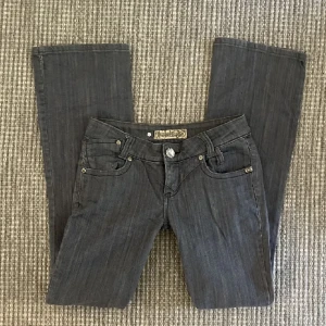 Lågmidjade jeans - Säljer dessa snygga jeans då de tyvärr inte kommer till användning längre. Jag är 167 cm. Midja: 37cm. Hör av er vid frågor 💕