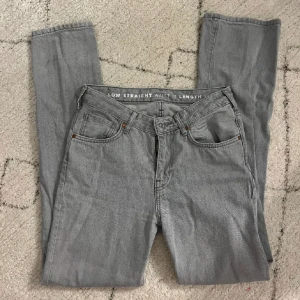Lågmidjade jeans  - Ljusgråa jeans från bikbok i modellen low straight. Storlek 27/32. Nypris 699, helt slutsålda💗