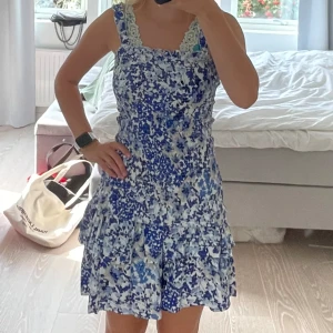BLÅ KLÄNNING I BLOMMIGT MÖNSTER I STORLEK M FRÅN ONLY - Den är helt ny med lappen kvar. Köptes på zalando för 450kr. Superfint mönster med blåa och vita blommor i olika nyanser. Den har en tight passform men den är väldigt stretchig då det är resårsytt. Den passar alltså alla storlekar XS till L. Superfin