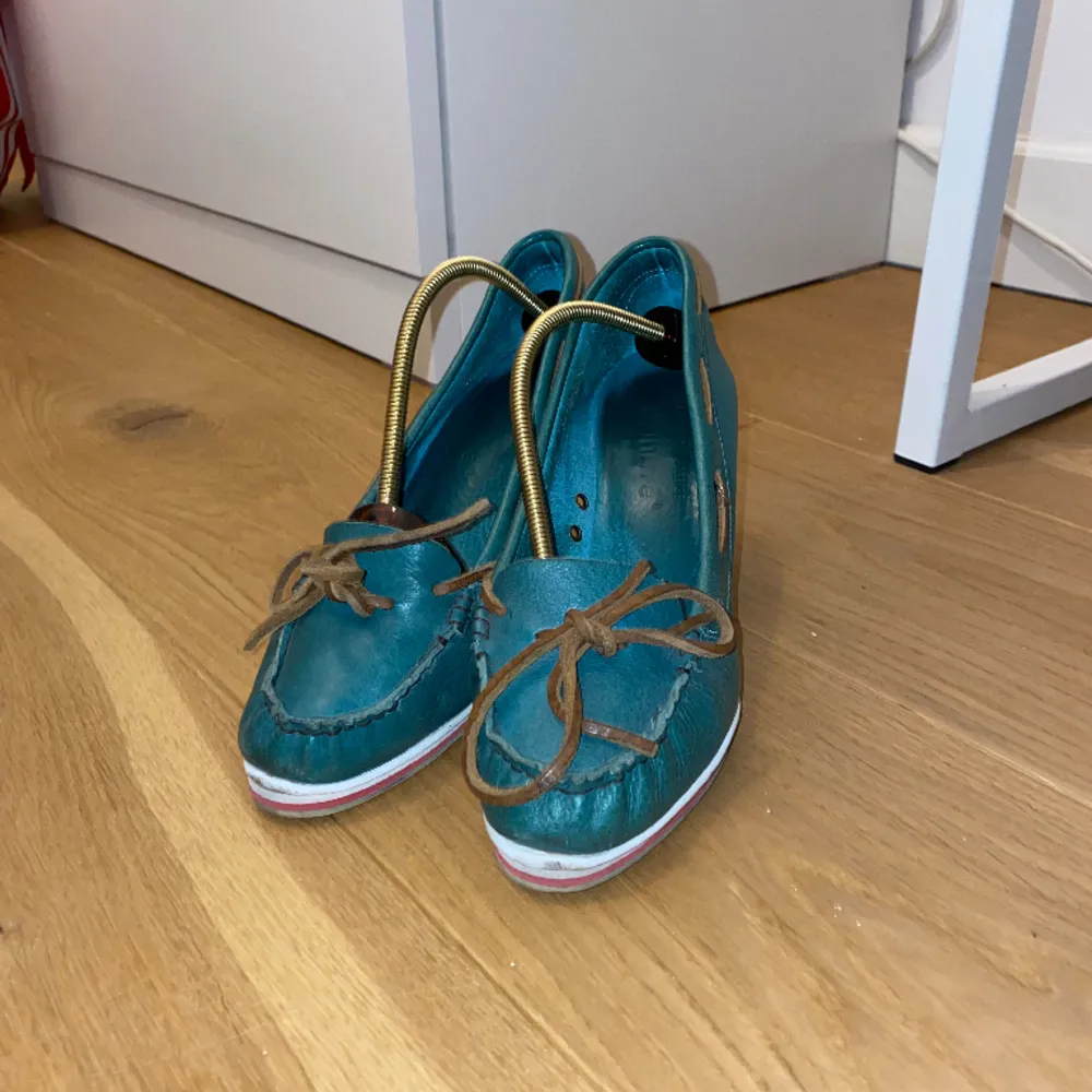 Äkta läder passar storlek 37-38 Köpta i italien skorna är i bra skick Möts upp i Stockholm  . Skor.