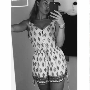 Playsuit  - Jumpsuit/ playsuit från Hollister, vit och blå, justerbara band vid axlar, midjan och sidan av skjortsen💕