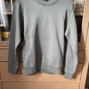 Stone Island Sweatshirt  Cond: 10/10 helt ny med tags Storlek: Small Pris 1900kr all in (nypris: 2800kr) Kvitto från NK Göteborg 