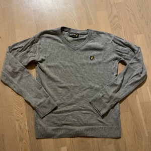 Grå lyle and s - Mörk grå lyle and scott tröja i fint skick 