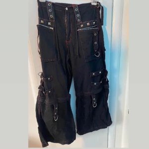 Tripp pants - Tripp byxor i bra skick. Köpta second hand så kedjor finns inte med. Nypris över 800kr.