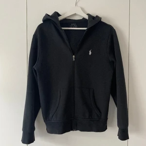 Ralph lauren hoodie  - En fin polo Ralph lauren hoodie som är köpt på nk i storleken XS. Skicket 8/10. Däremot har jag tagit av snörerna på hoodie. Nypris 1595kr. Mitt pris 500