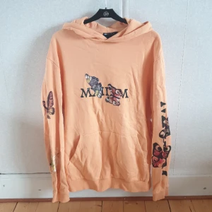 Hoodie, väldigt bra skick, storlek S, asos. - Hoodie med tryck på mage och armar.  Väldigt bra skick. Storlek S. Från asos. 