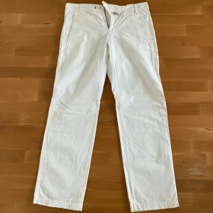 Vita chinos - Vita fräscha sommarchinos från Marithe Francois Girbaud, nypris över 2 000 kr, dock har de några år på nacken. Stl 50